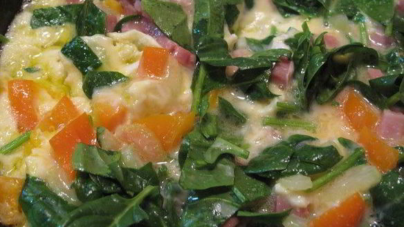 Рецепт Омлета со шпинатом, окороком и овощами
