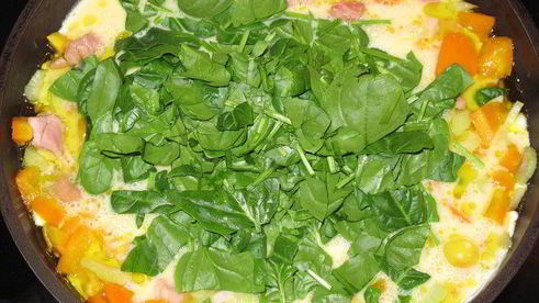 омлет со шпинатом, окороком и овощами