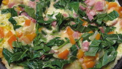 омлет со шпинатом, окороком и овощами