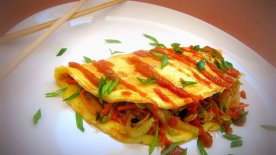 Рецепт омусобы — японского омлета с овощами, лапшой и соусом тонкацу