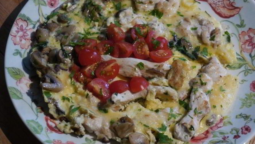 Рецепт простого омлета с курицей и шампиньонами