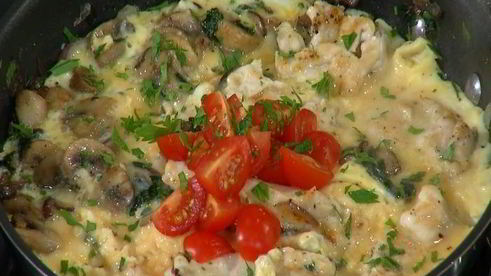 простой омлет с курицей и шампиньонами