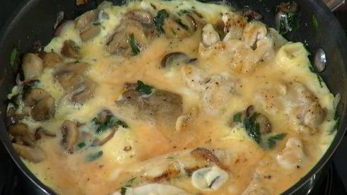 простой омлет с курицей и шампиньонами