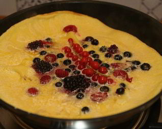 Сладкий ванильный омлет с ягодами