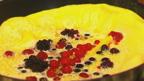 сладкий ванильный омлет с ягодами