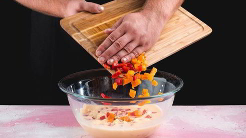 яркий омлет с овощами