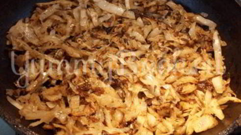 жаренный омлет с капустой