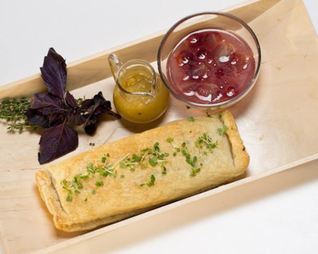 Деревенский паштет с маринованным виноградом и персиками