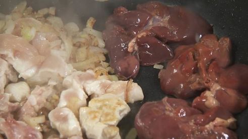 деревенский паштет с маринованным виноградом и персиками