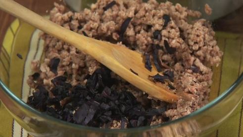 деревенский паштет с маринованным виноградом и персиками