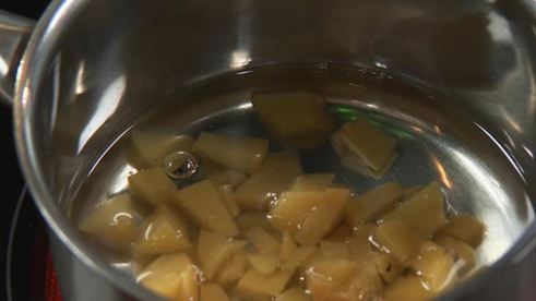 деревенский паштет с маринованным виноградом и персиками