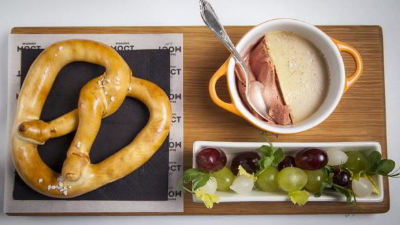 Рецепт Паштета из куриной печени с брецелем и маринованным виноградом