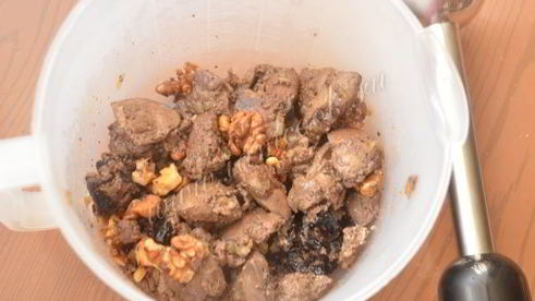 паштет из куриной печени с черносливом и грецкими орехами