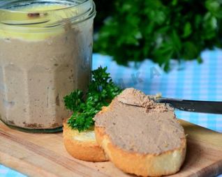 Паштет из куриной печени с горохом нут