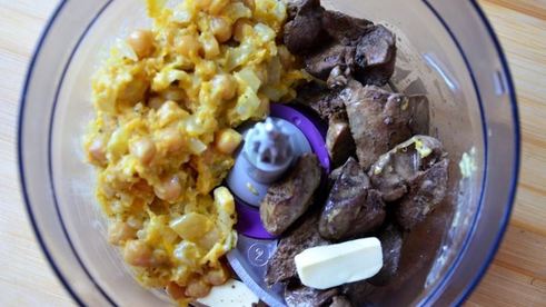 паштет из куриной печени с горохом нут