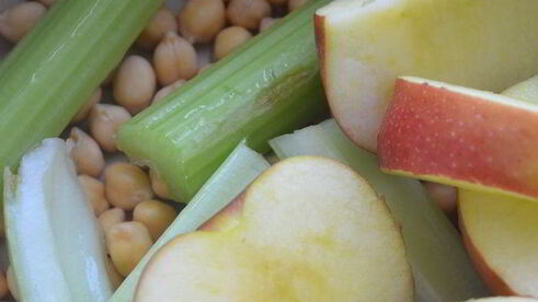 паштет из нута с яблоками и хлебцами из отрубей