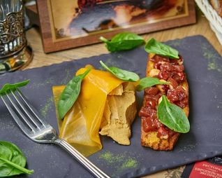 Утиный паштет с желе из апельсина с французским десертным хлебом