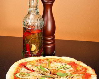 Пицца с баклажанами и кабачками, свежим песто и кедровыми орешками