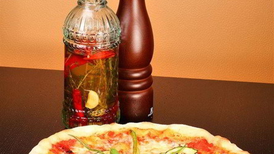 Рецепт пиццы с баклажанами и кабачками, свежим песто и кедровыми орешками