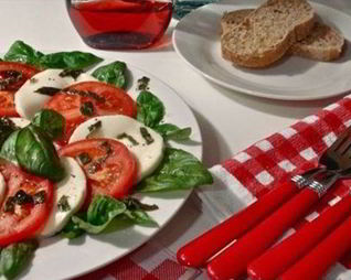 Помидоры с сыром моцарелла