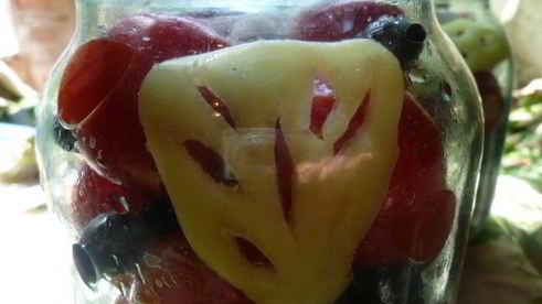 помидоры с виноградом и сладким перцем