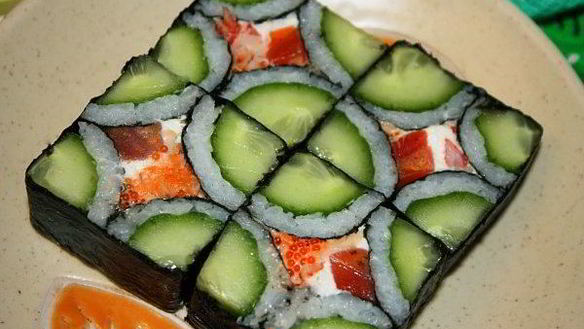 Рецепт Домашнего ролла Мозайка с лососем и огурцом