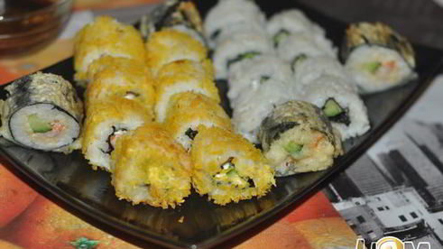 горячие роллы в панировочных хлопьях