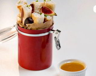 Креветочные роллы с инжиром и апельсиновым соусом