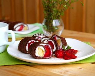 Омлетный шоколадный ролл с клубникой