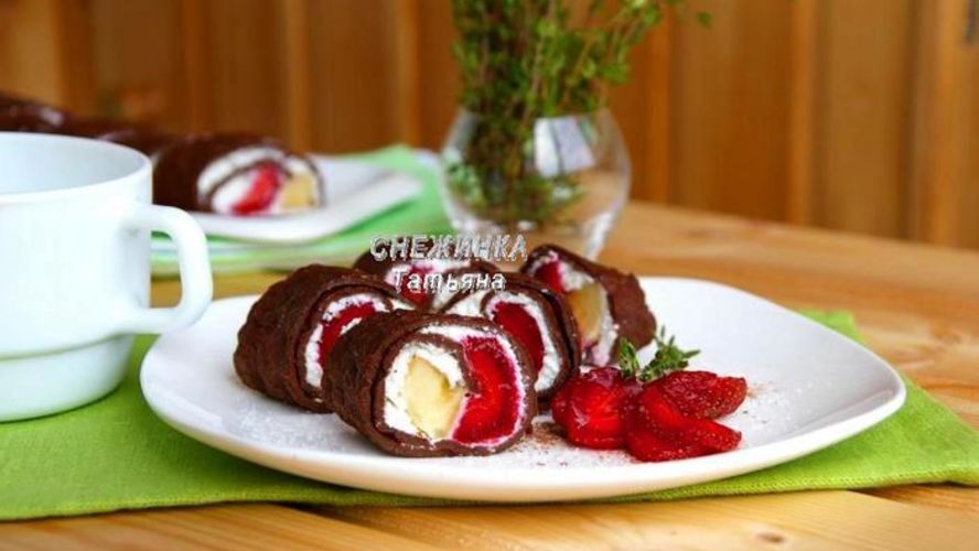 Рецепт омлетного шоколадного ролла с клубникой