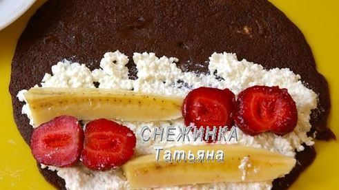 омлетный шоколадный ролл с клубникой
