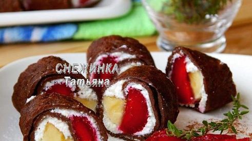 омлетный шоколадный ролл с клубникой