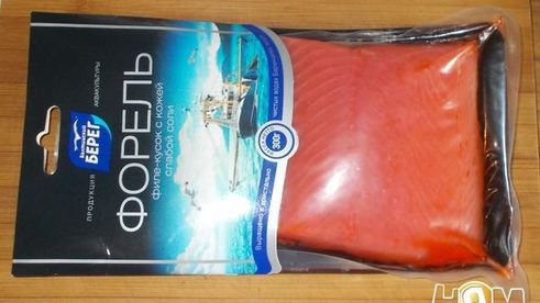 пшеничный ролл с форелью и зеленью