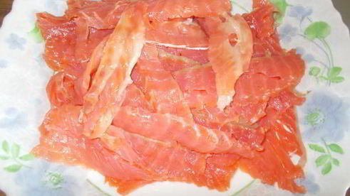 пшеничный ролл с форелью и зеленью