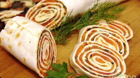 пшеничный ролл с форелью и зеленью