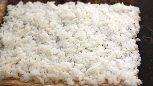 ролл в стружке тунца