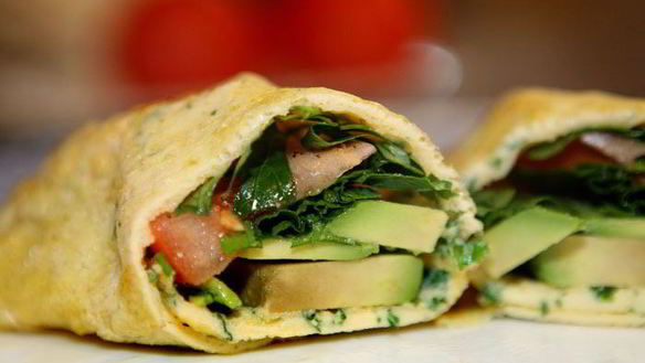 Рецепт Роллов из омлета с авокадо, помидорами и зеленью