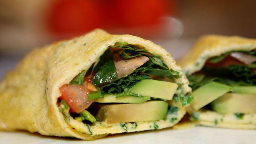 Рецепт роллы из омлета с авокадо, помидорами и зеленью