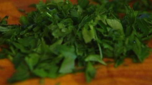 роллы из омлета с авокадо, помидорами и зеленью