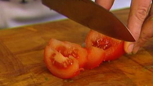 роллы из омлета с авокадо, помидорами и зеленью