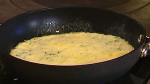 роллы из омлета с авокадо, помидорами и зеленью