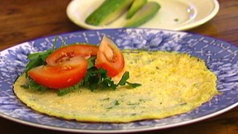 роллы из омлета с авокадо, помидорами и зеленью