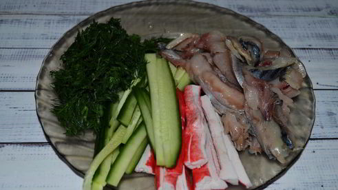 роллы навыворот со скумбрией