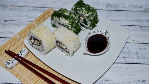 роллы навыворот со скумбрией