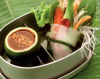 Роллы с овощами из рисовой бумаги с арахисовым соусом