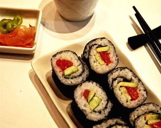 Роллы с рыбой и авокадо