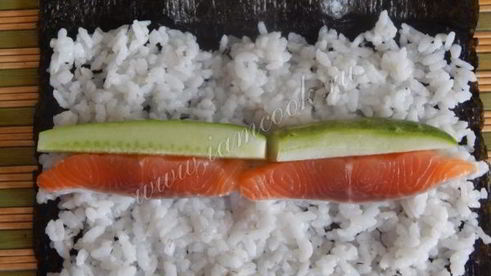 роллы с семгой и огурцом