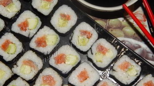 роллы с семгой и огурцом
