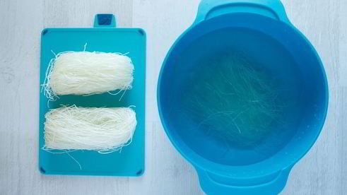 спринг-роллы с кальмарами и тунцом