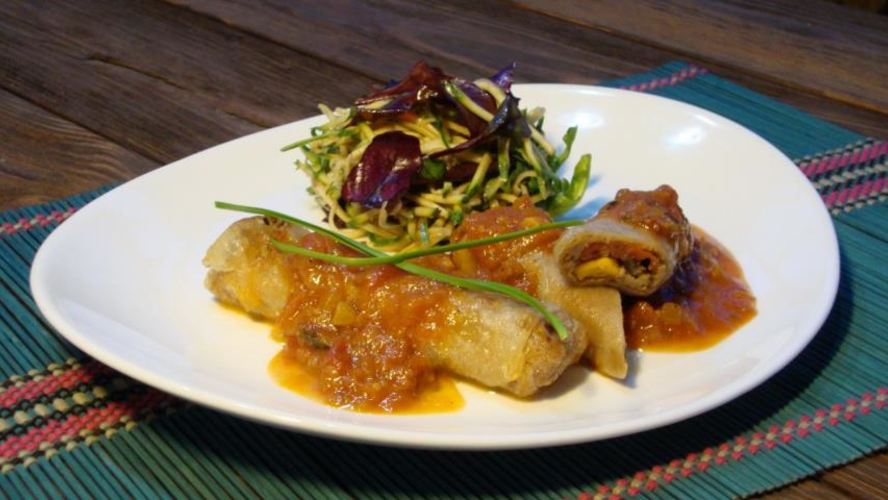 Рецепт спринга-роллов с рийетом из телятины и цыпленка, начинкой из черемши, салатом из цуккини и соусом ромеско